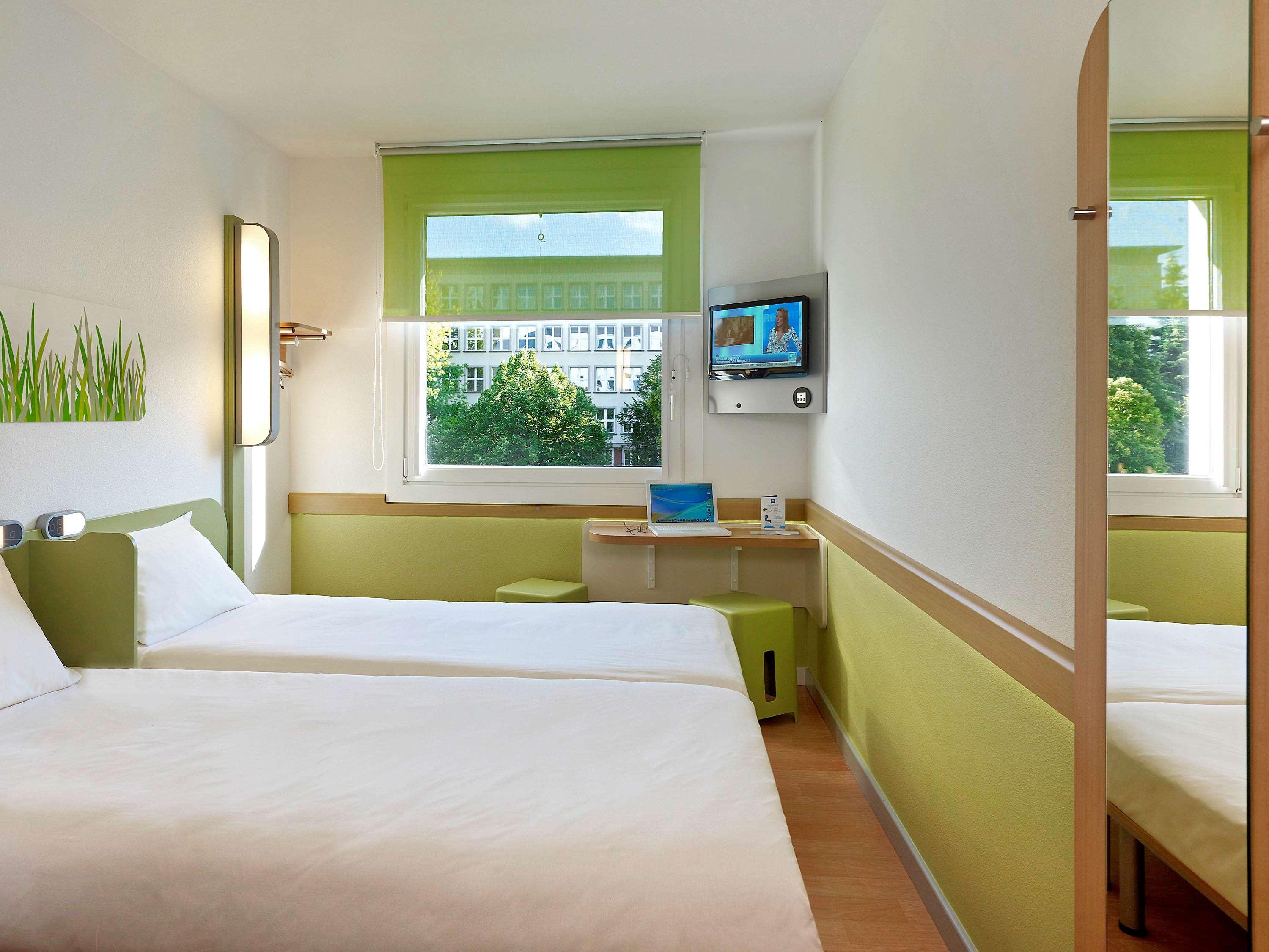 ROOM, TWIN BEDS