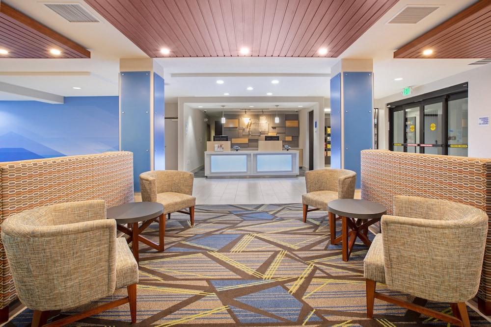 Holiday Inn Express & Suites Phoenix - Glendale Sports Dist 42/63