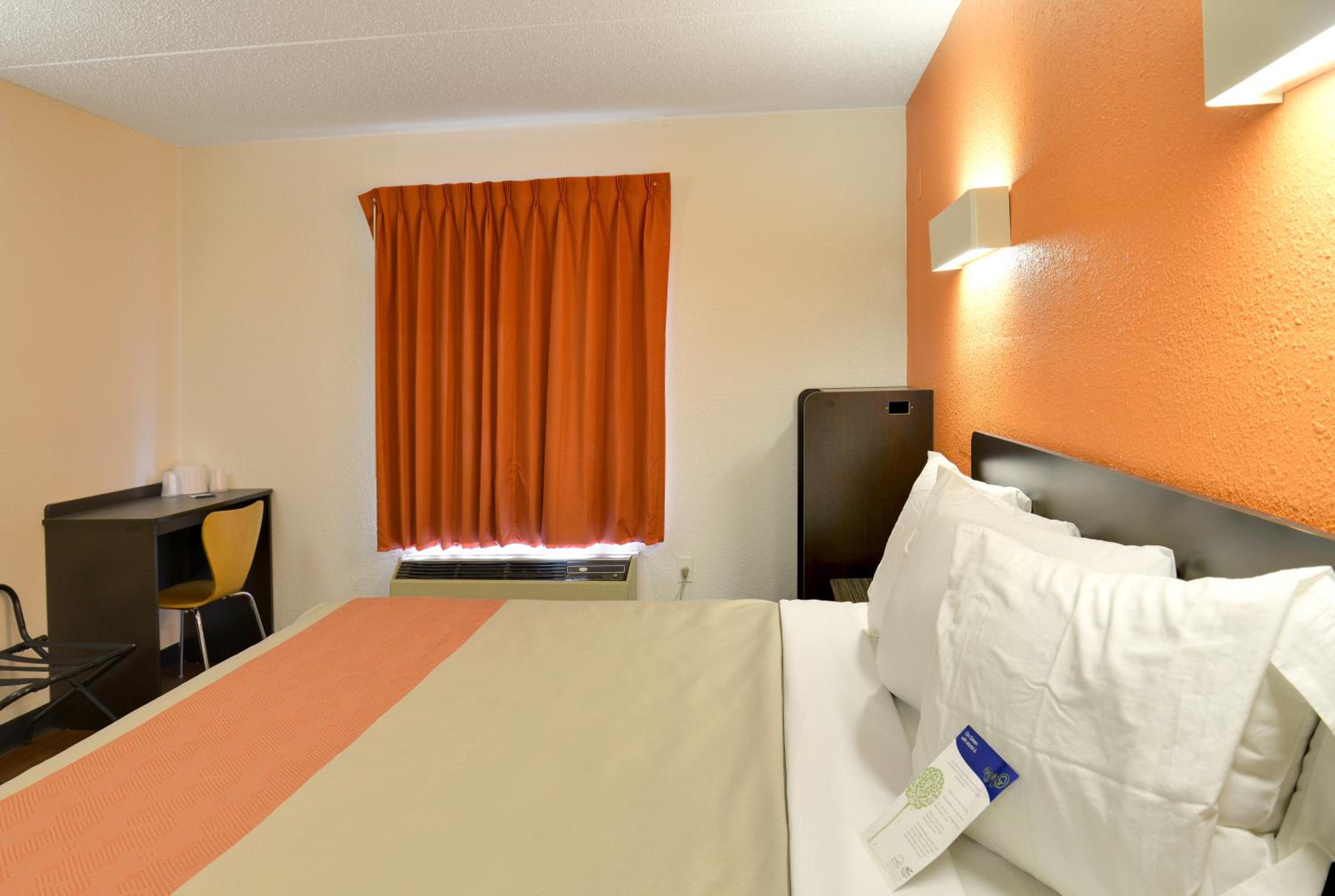 غرفة بسرير كينج لذوي الإعاقة، Motel6 Toledo, OH 3/7