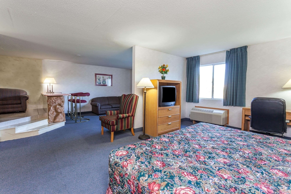 American Inn and Suites Dundee (ex Days Inn and Suites) 12/31