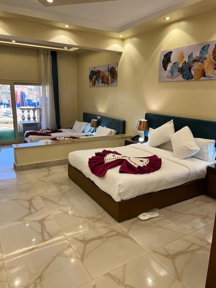 Room, Queen and Twin Beds, Pool View, Side