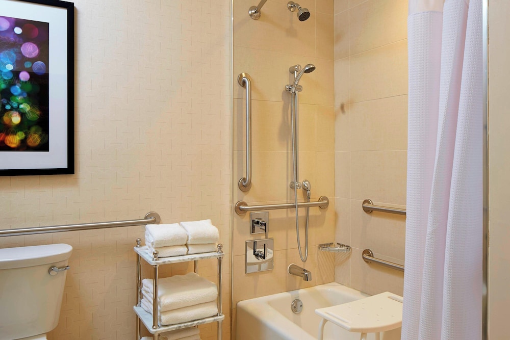 جناح بسرير كينج مع أريكة لذوي الإعاقة، Springhill Suites By Marriott At Anaheim Resort Area Convention Center 4/4