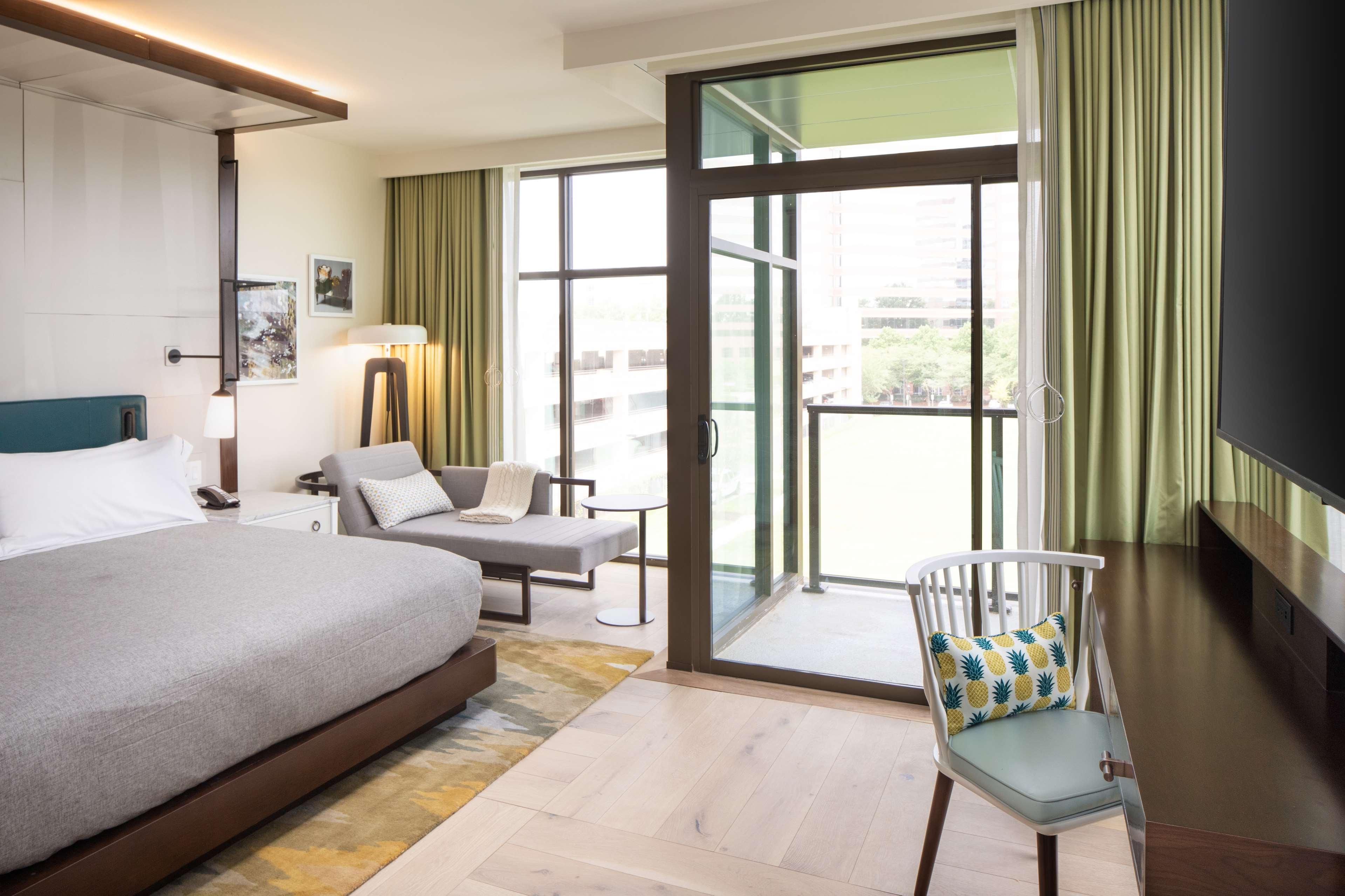 PREMIUM, KING BED, BALCONY, ACCESSIBLE