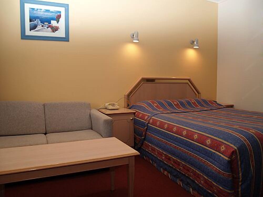 Room, 1 Queen and 1 Single Bed