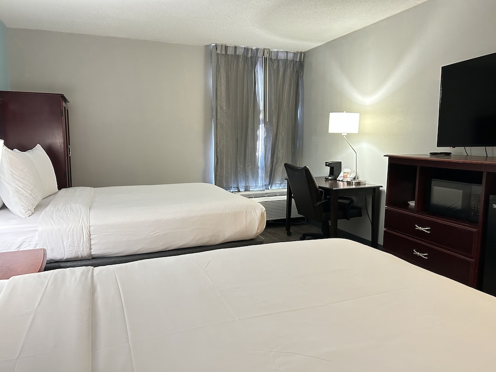 Clarion Inn and Suites Grand Rapids Airport 14/63