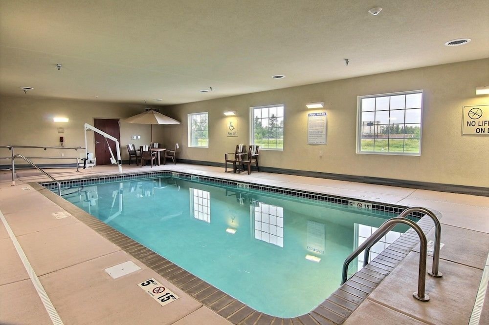 Cobblestone Hotel Amp Suites Crookston 30/39