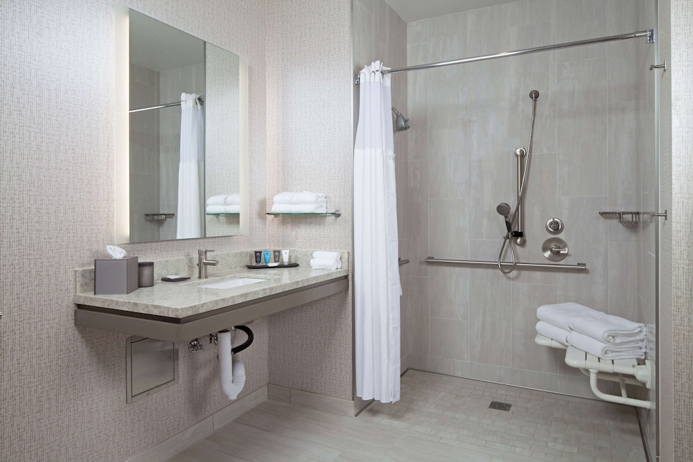 H Hotel Los Angeles, Curio Collection by Hilton 13/59