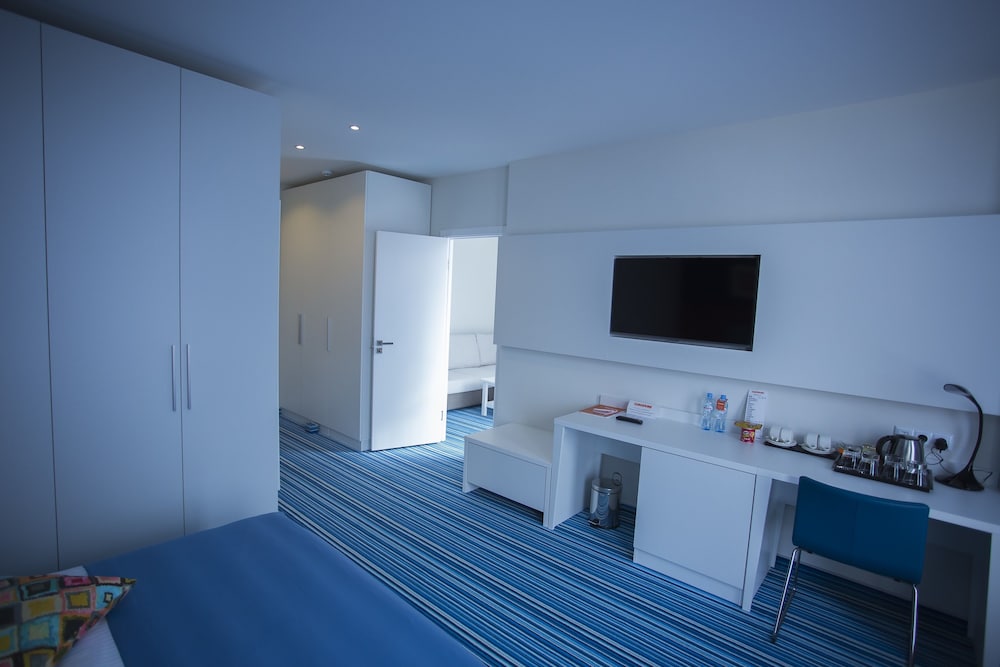 غرفة عائلية بسرير كينج بإطلالة على البحر بغرفة نوم واحدة مع أريكة، Tangerine Apart Hotel Batumi 2/3