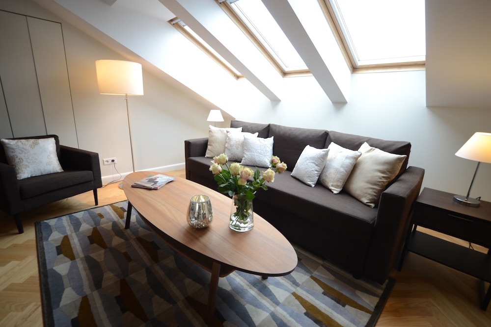 CRYSTAL SUITES OLD TOWN 44/68