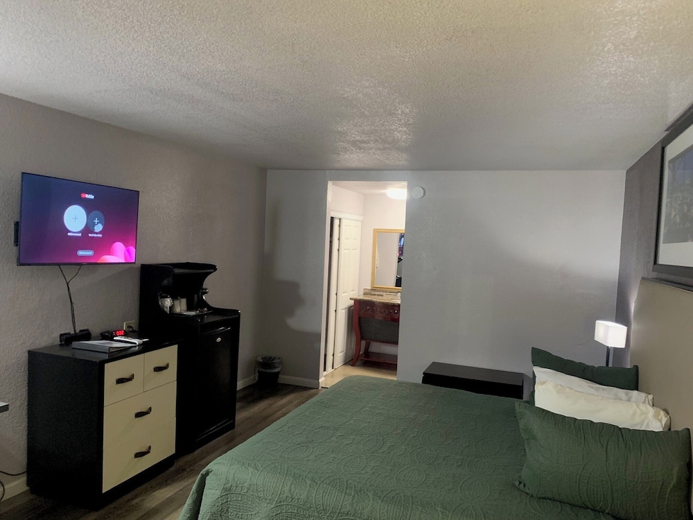 R Nite Star Inn & Suite 57/65