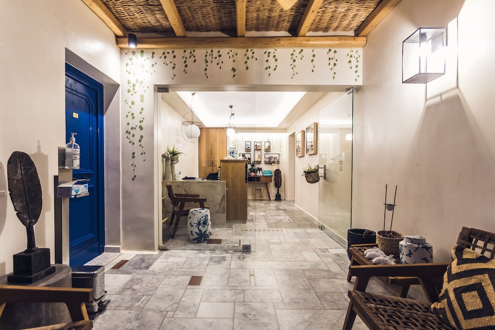 Athina Studios & Suites 4/50