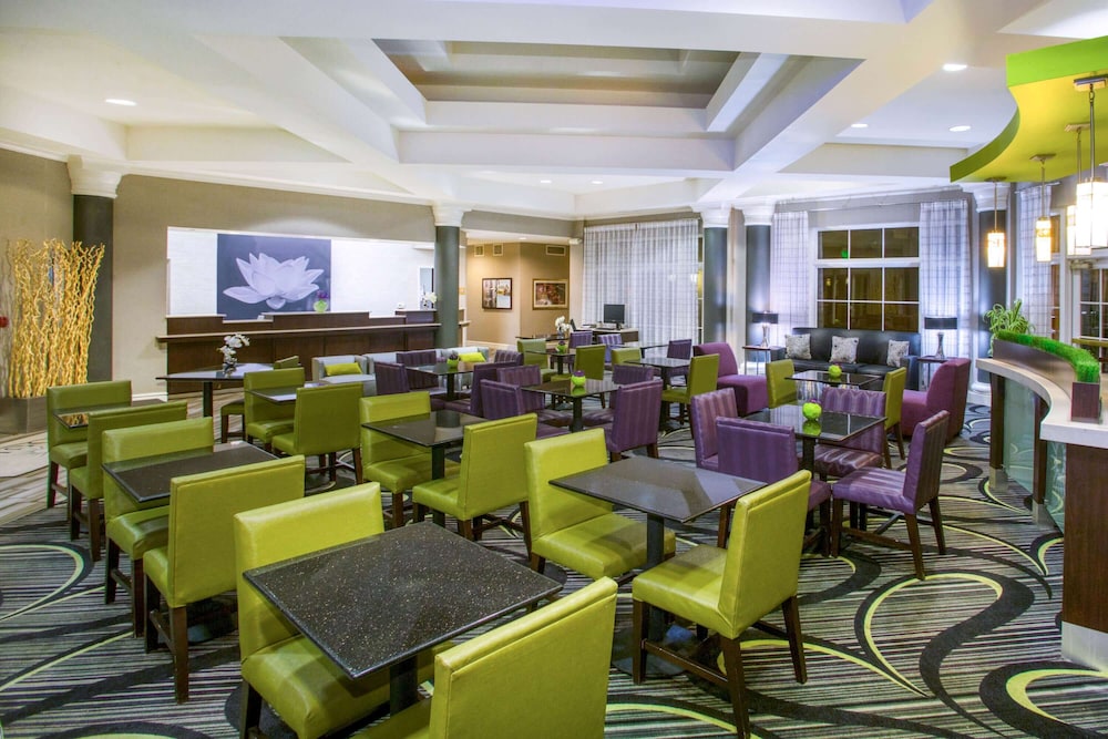 La Quinta Inn Suites St Louis Westport 40/49