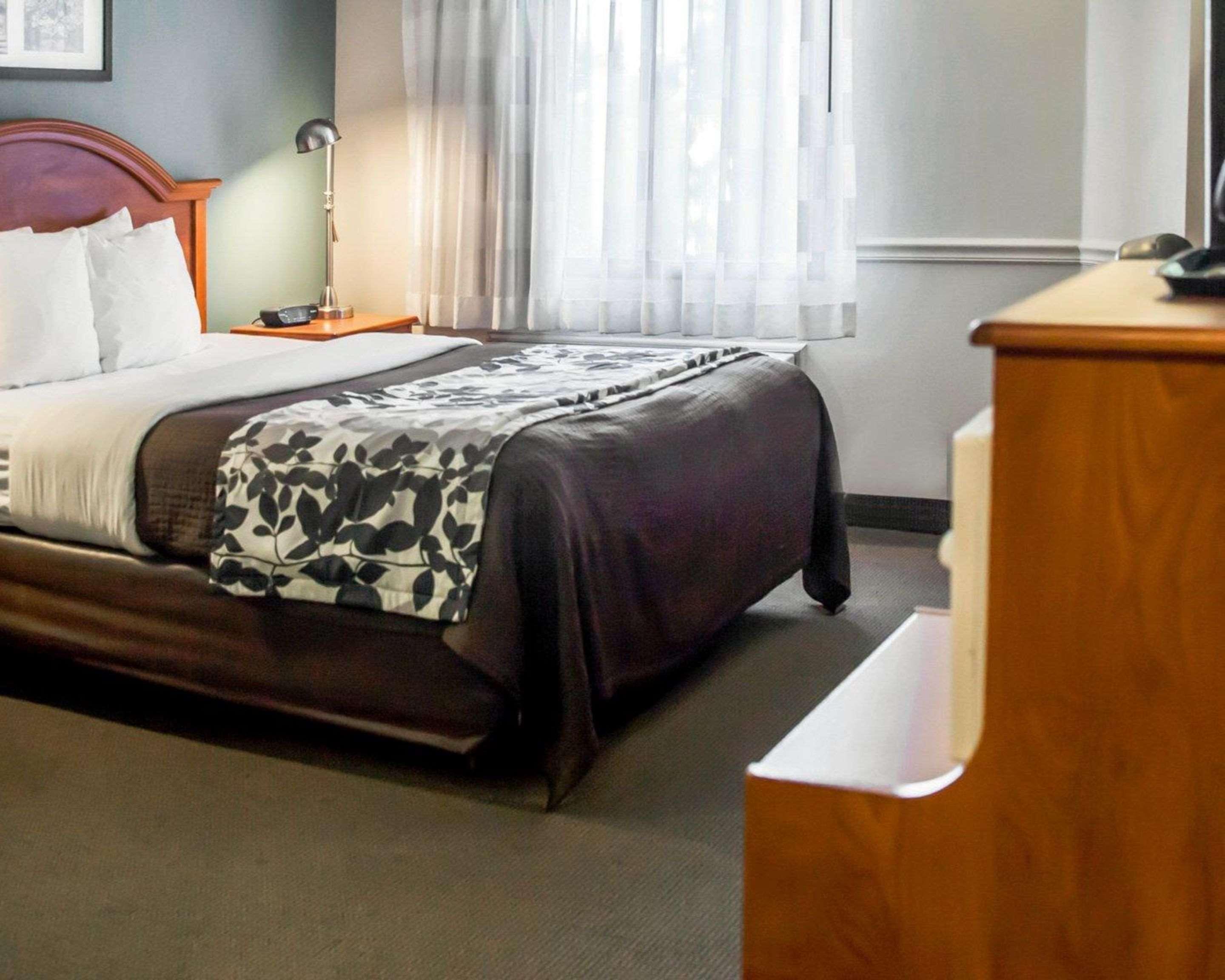 ROOM, QUEEN BED