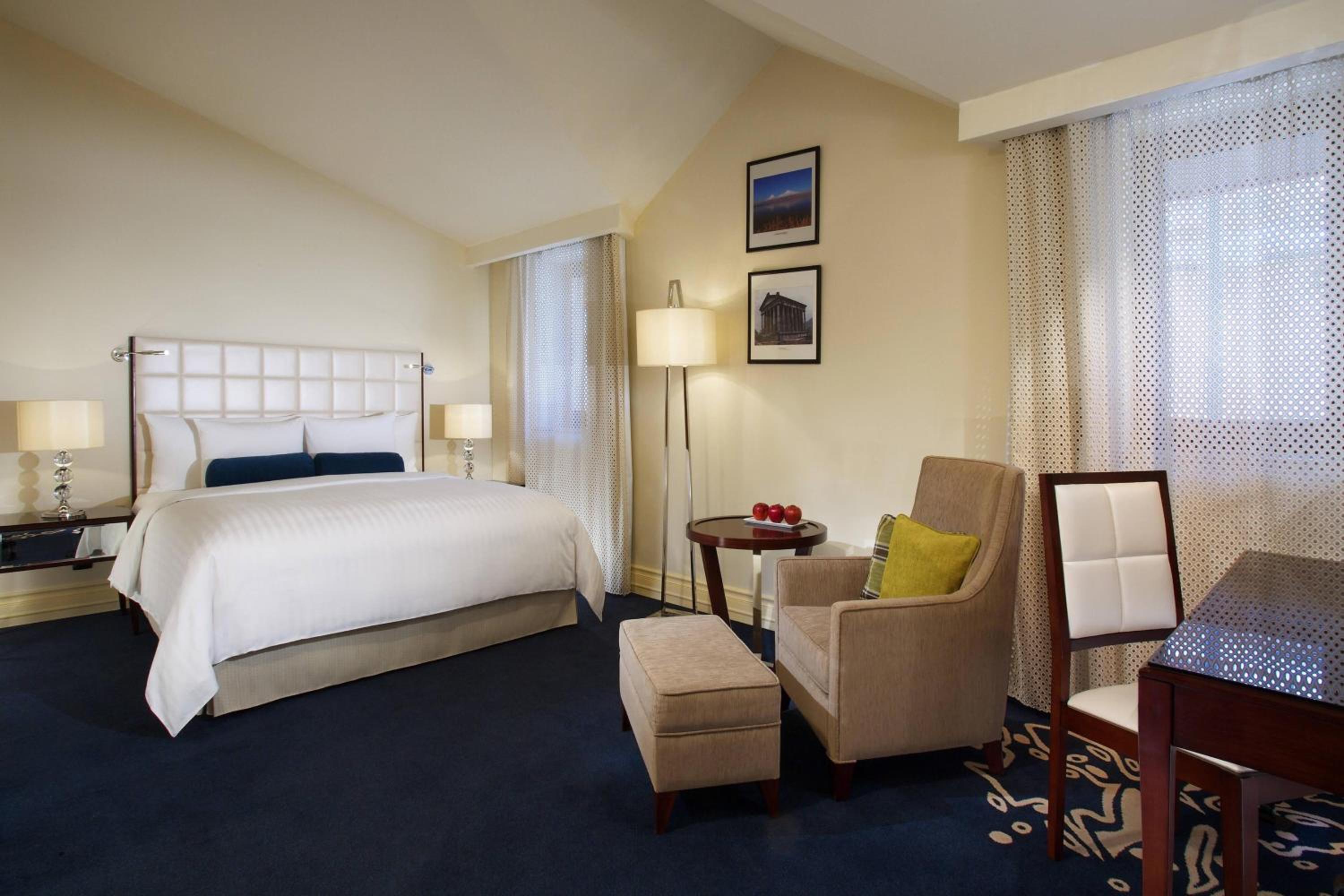 Guest Room, Deluxe, King Bed, Church View, Main Building