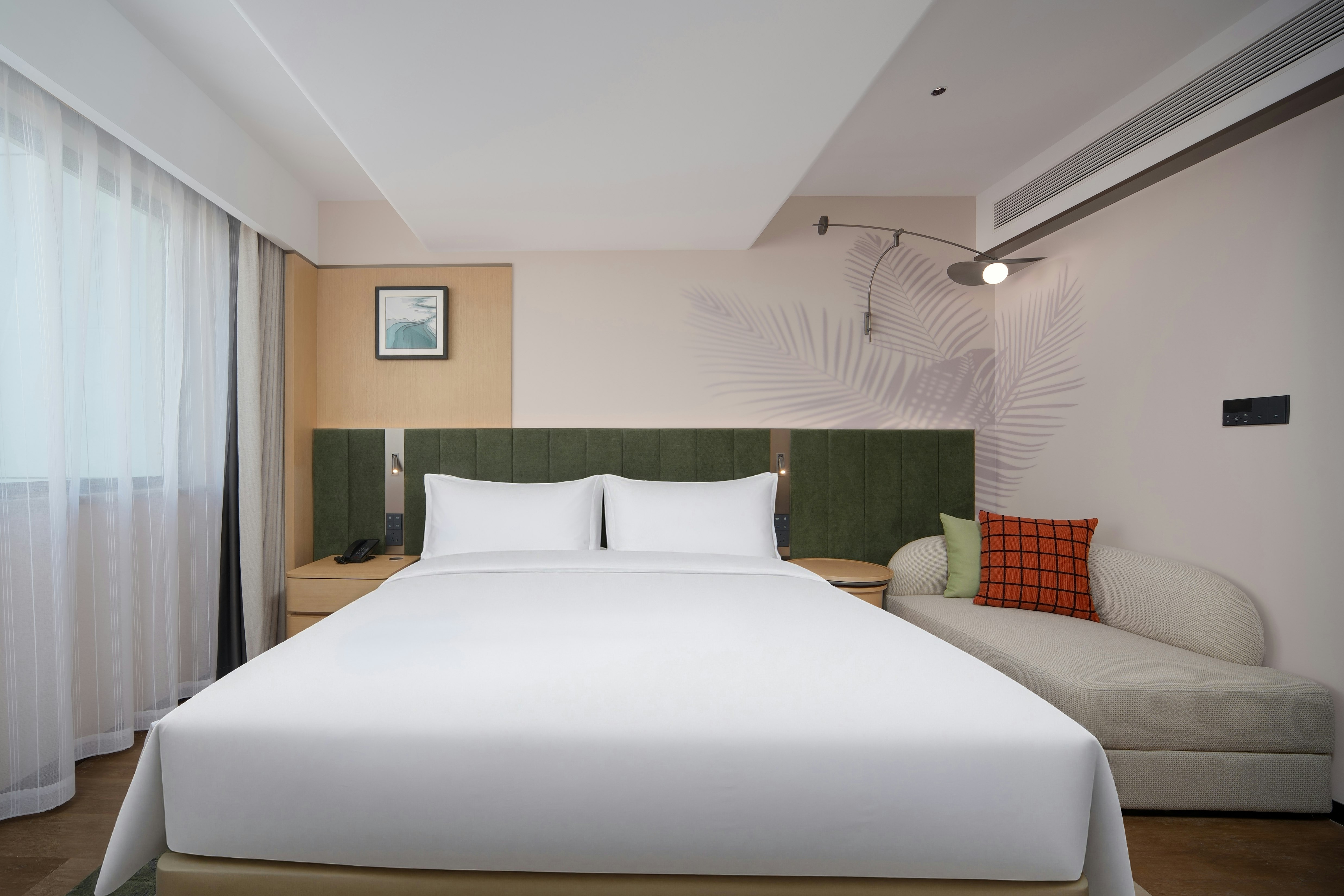 GUEST ROOM, KING BED