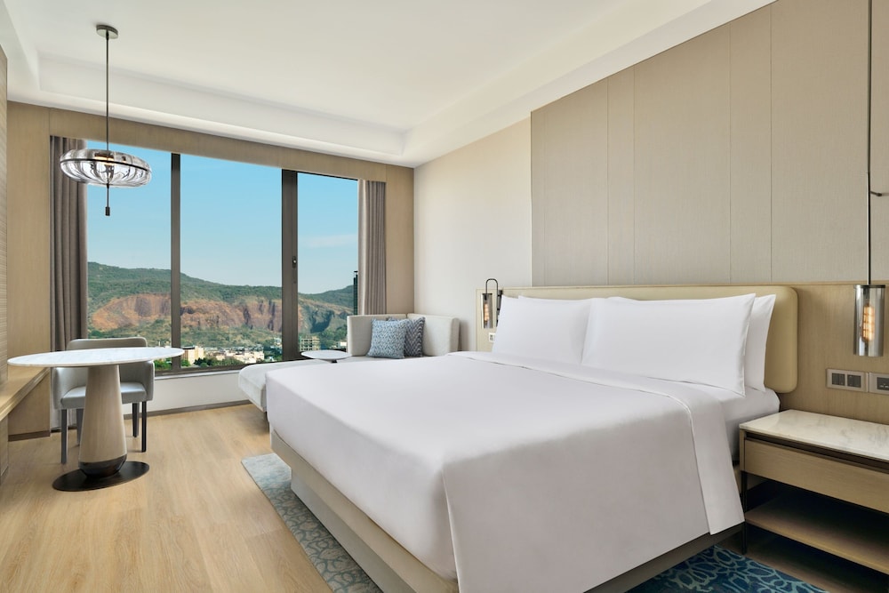 Executive, King Bed, Hill View، Navi Mumbai Marriott Hotel 3/8