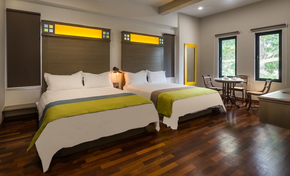GRAND, QUADRUPLE, 2 QUEEN BEDS, BATHTUB