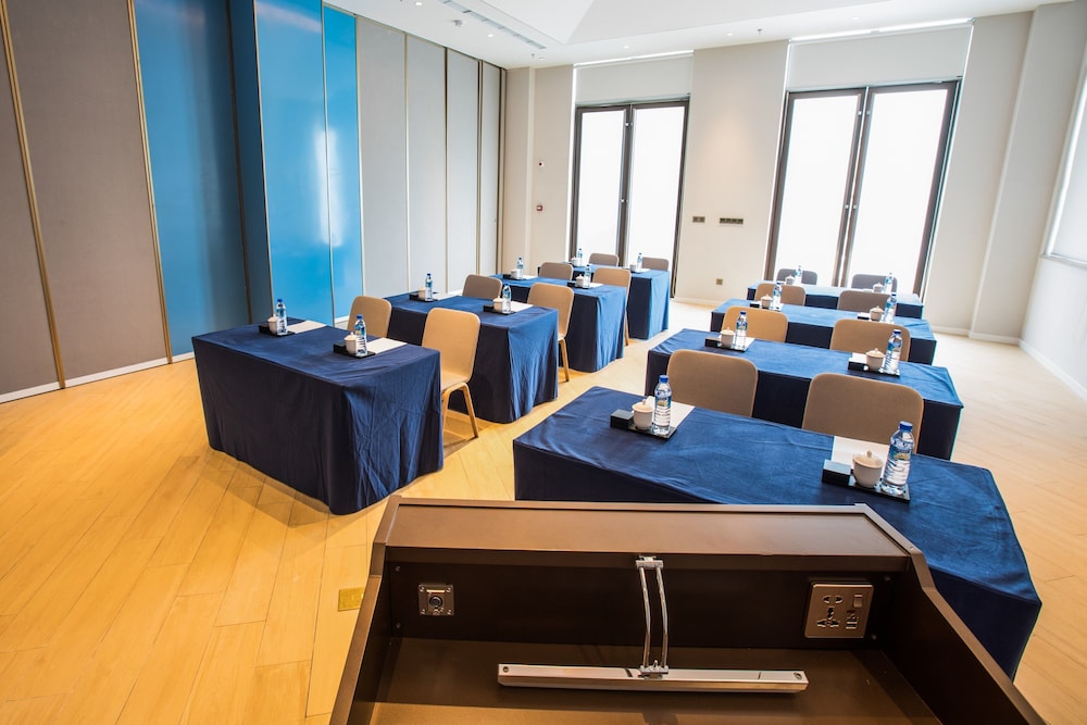 Holiday Inn Express Guizhou Qinglong 34/43