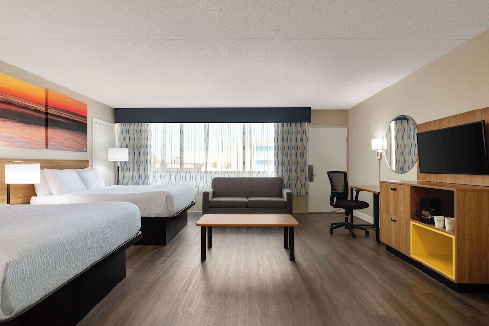 STANDARD, 2 QUEEN BEDS, STREET VIEW