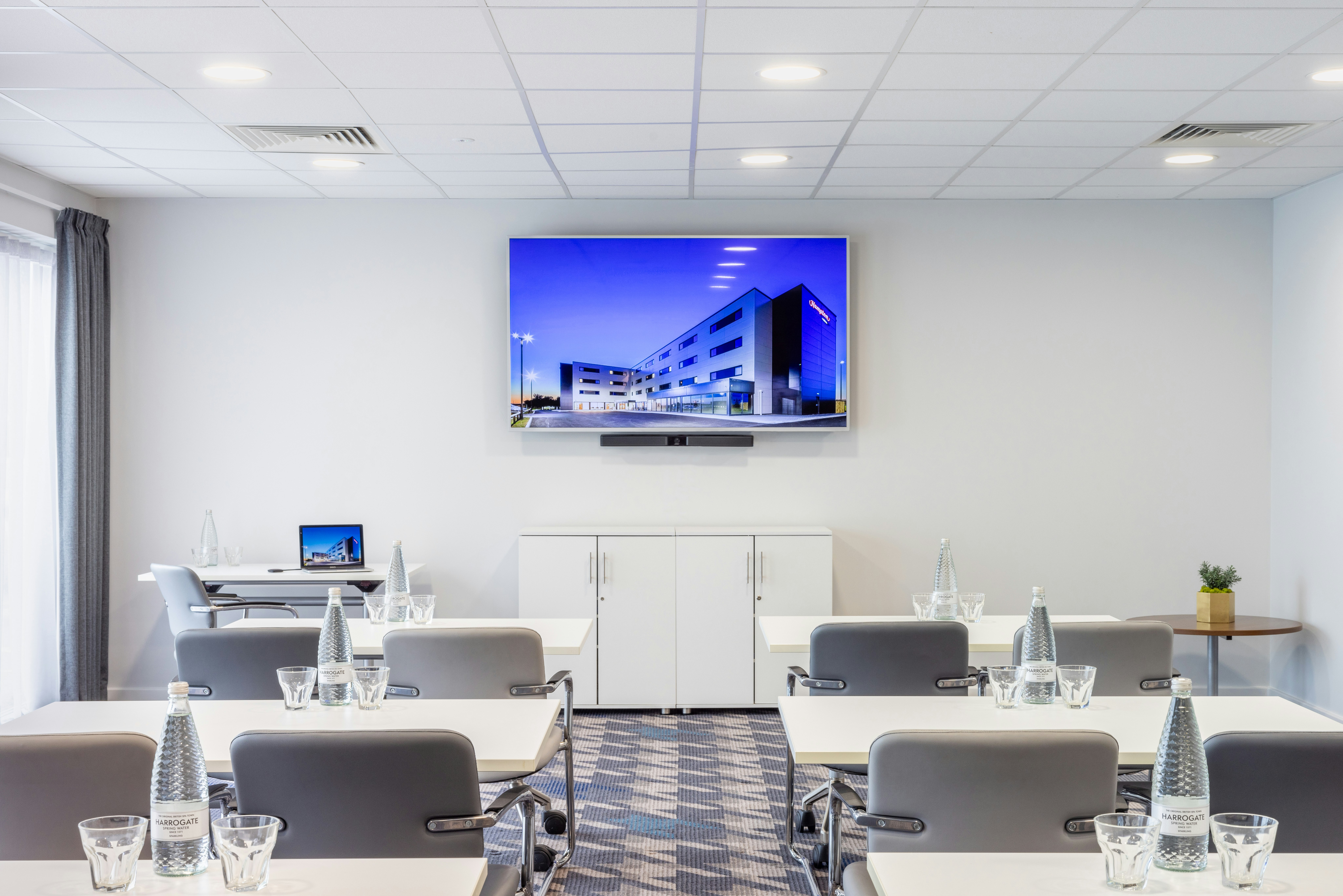 Hampton By Hilton Humberside Airport 32/38
