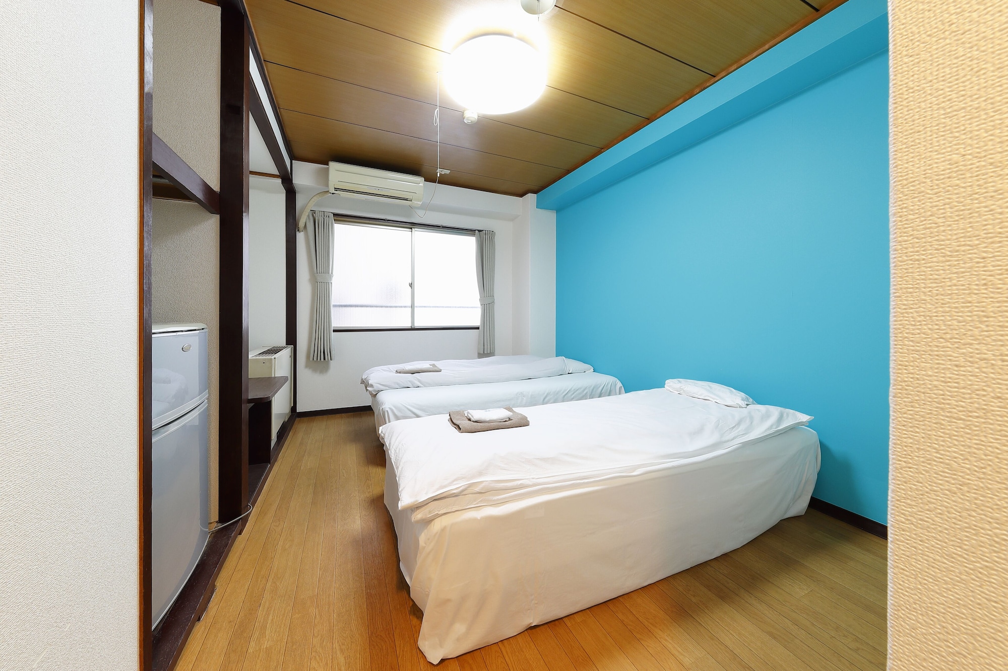 WESTERN, TWIN BEDS, SHARED BATHROOM