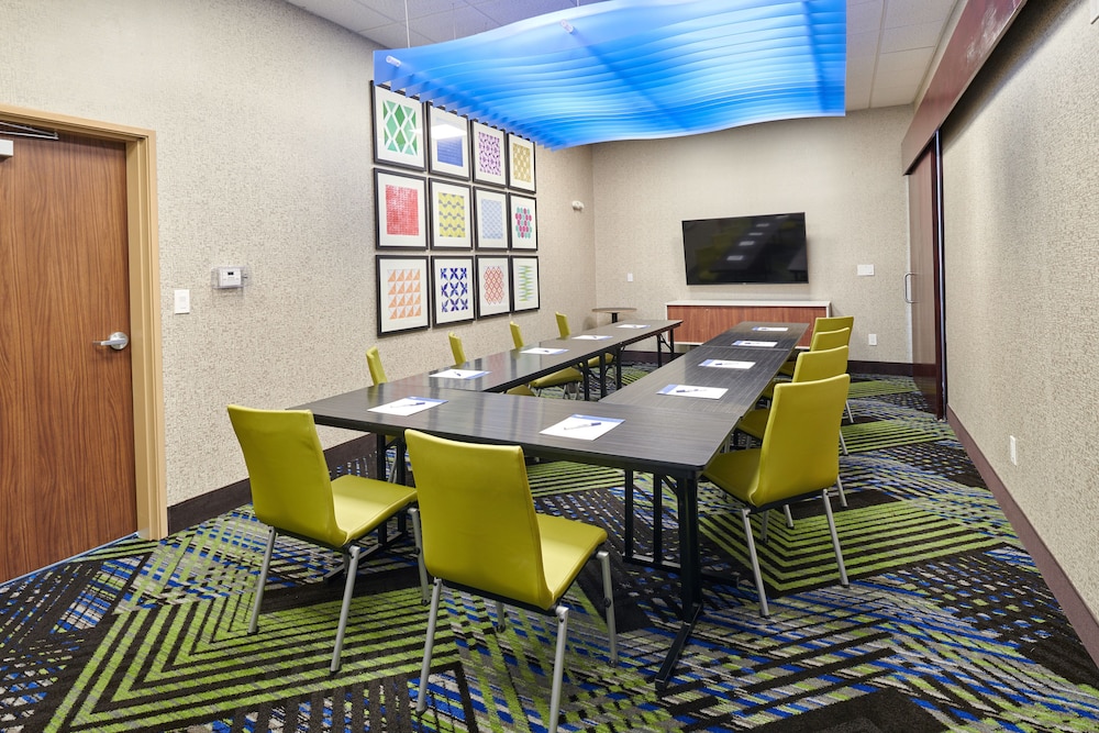 Holiday Inn Express and Suites El Paso East 49/59