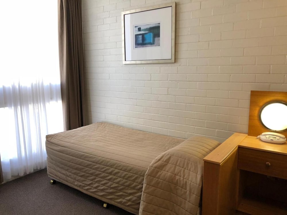 Goulburn Motor Inn 12/59