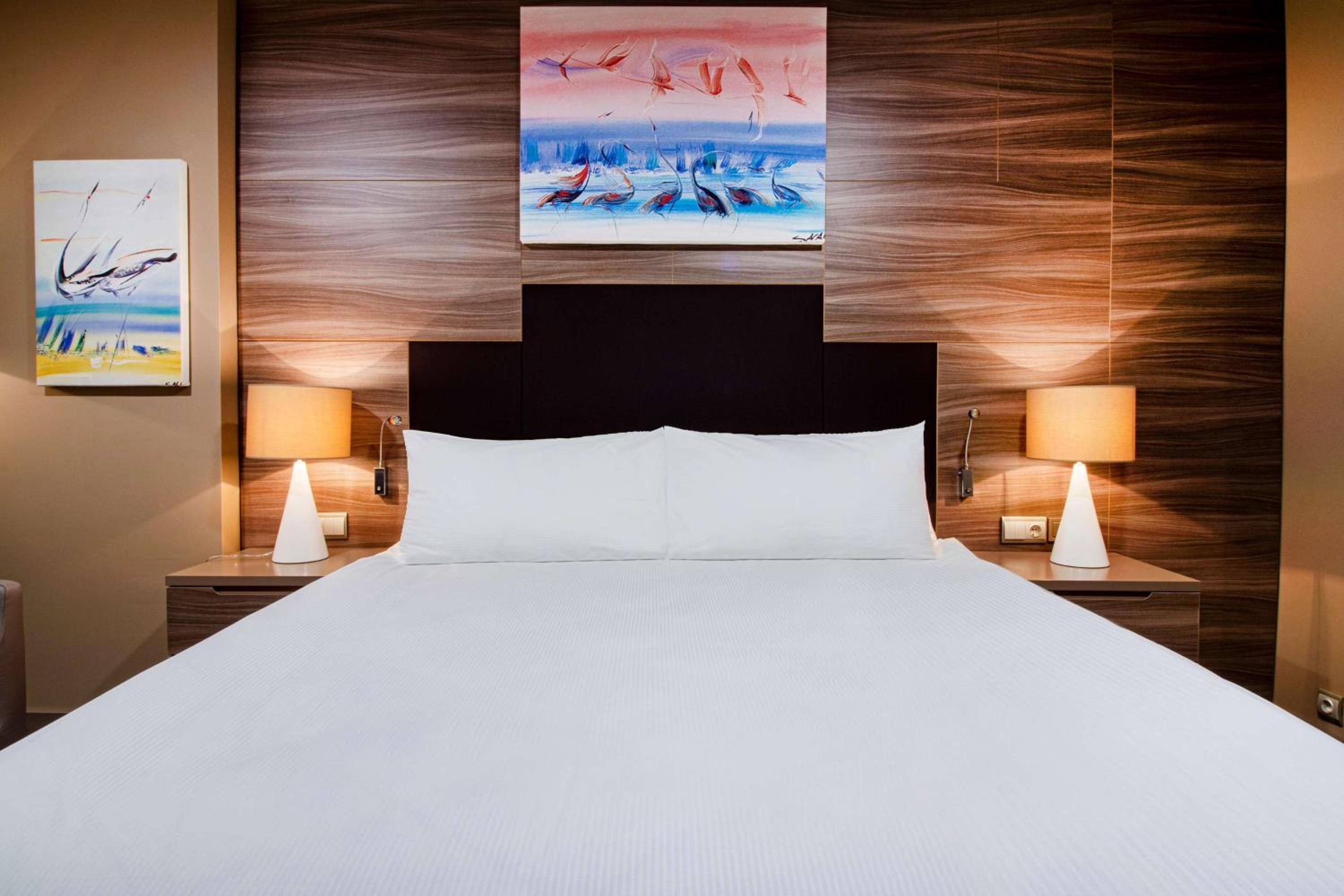 1 BEDROOM, SUITE, KING BED