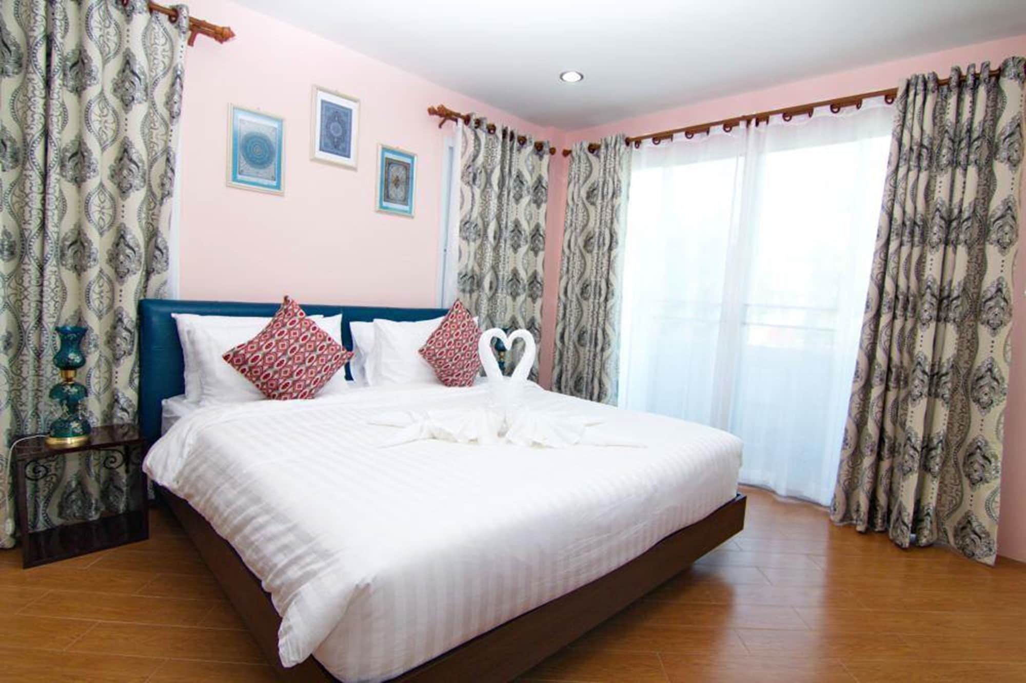 DELUXE, DOUBLE BED