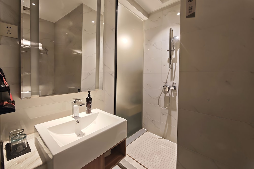 Borrman Hotel (Guangzhou Tianhe Sports Center Linhe West Metro Station) 53/56