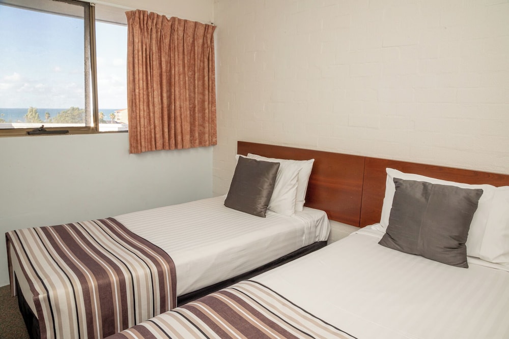 3 Bedrooms, Loft, Apartment, 1 Queen and 4 Single Beds