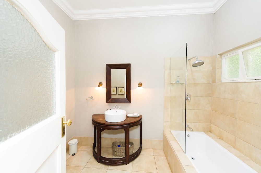 Osborne House - Guest House 24/72