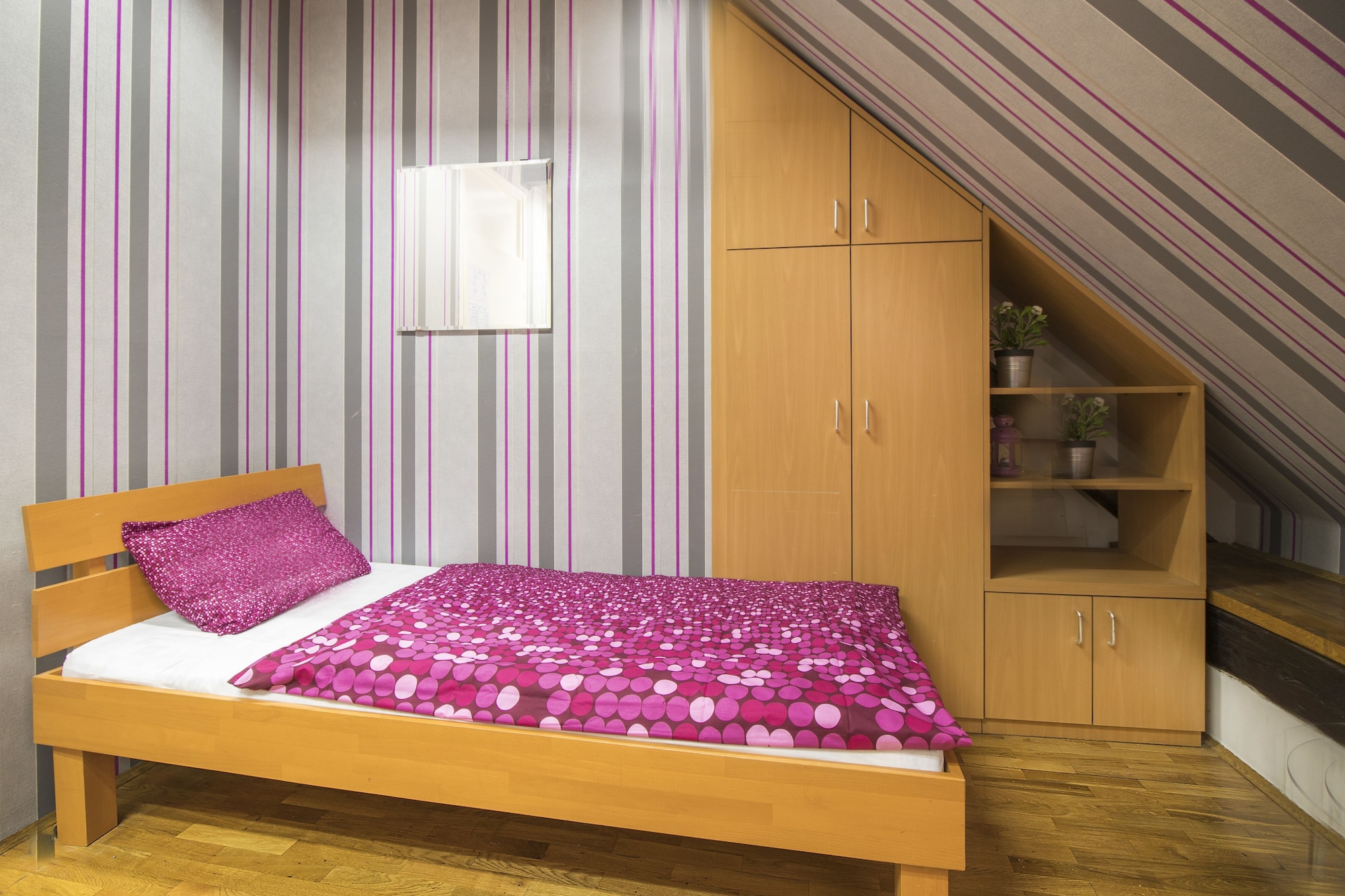 ROOM, SINGLE, SHARED BATHROOM