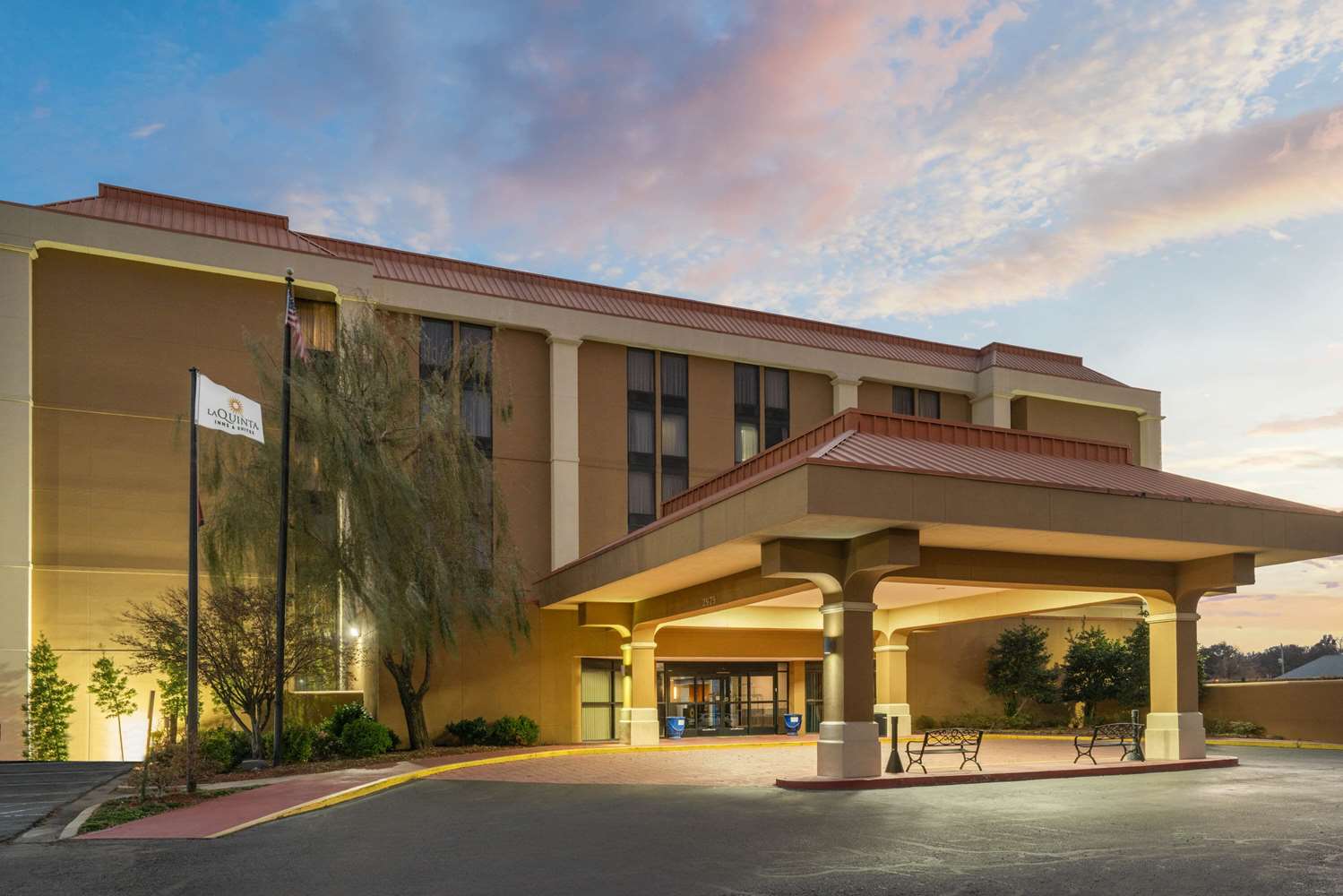 La Quinta Inn & Suites by Wyndham Memphis Airport Graceland 66/71