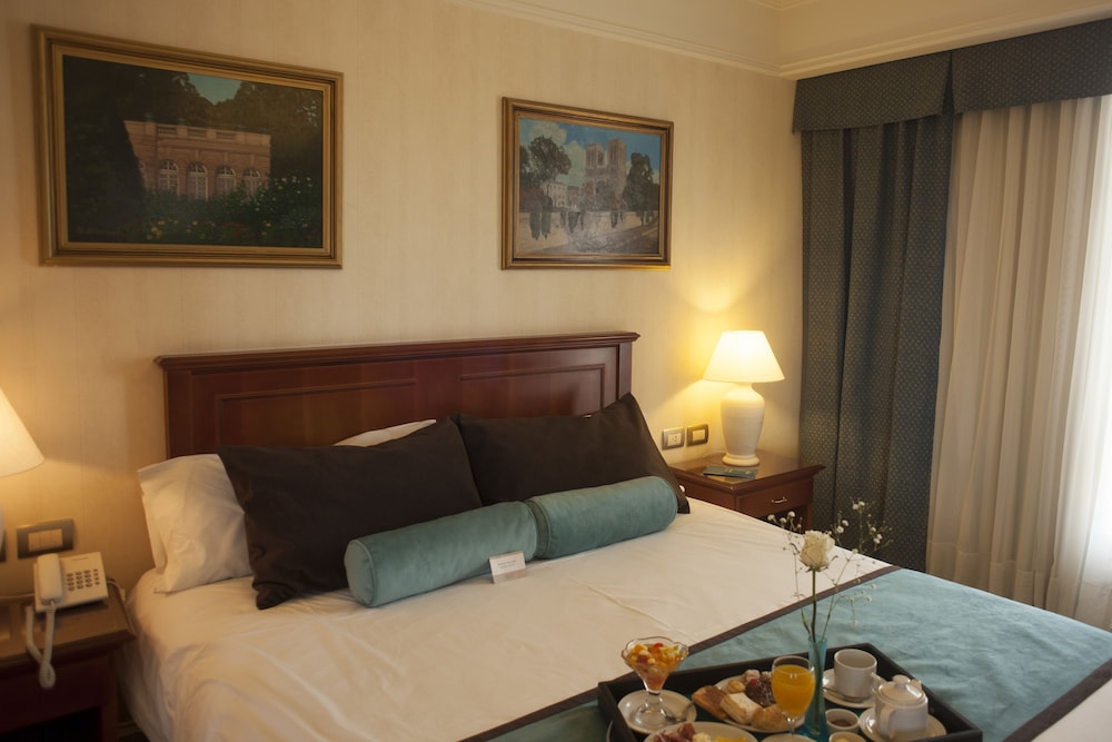 EPIC HOTEL VILLA MERCEDES 10/60