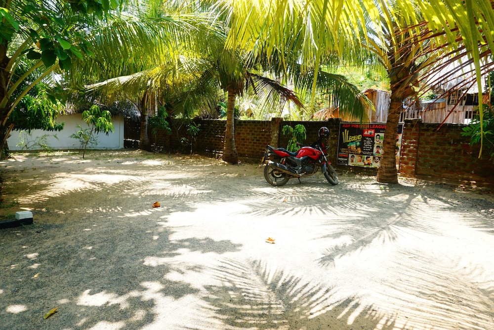 Star Rest Beach Hotel Arugambay 32/50