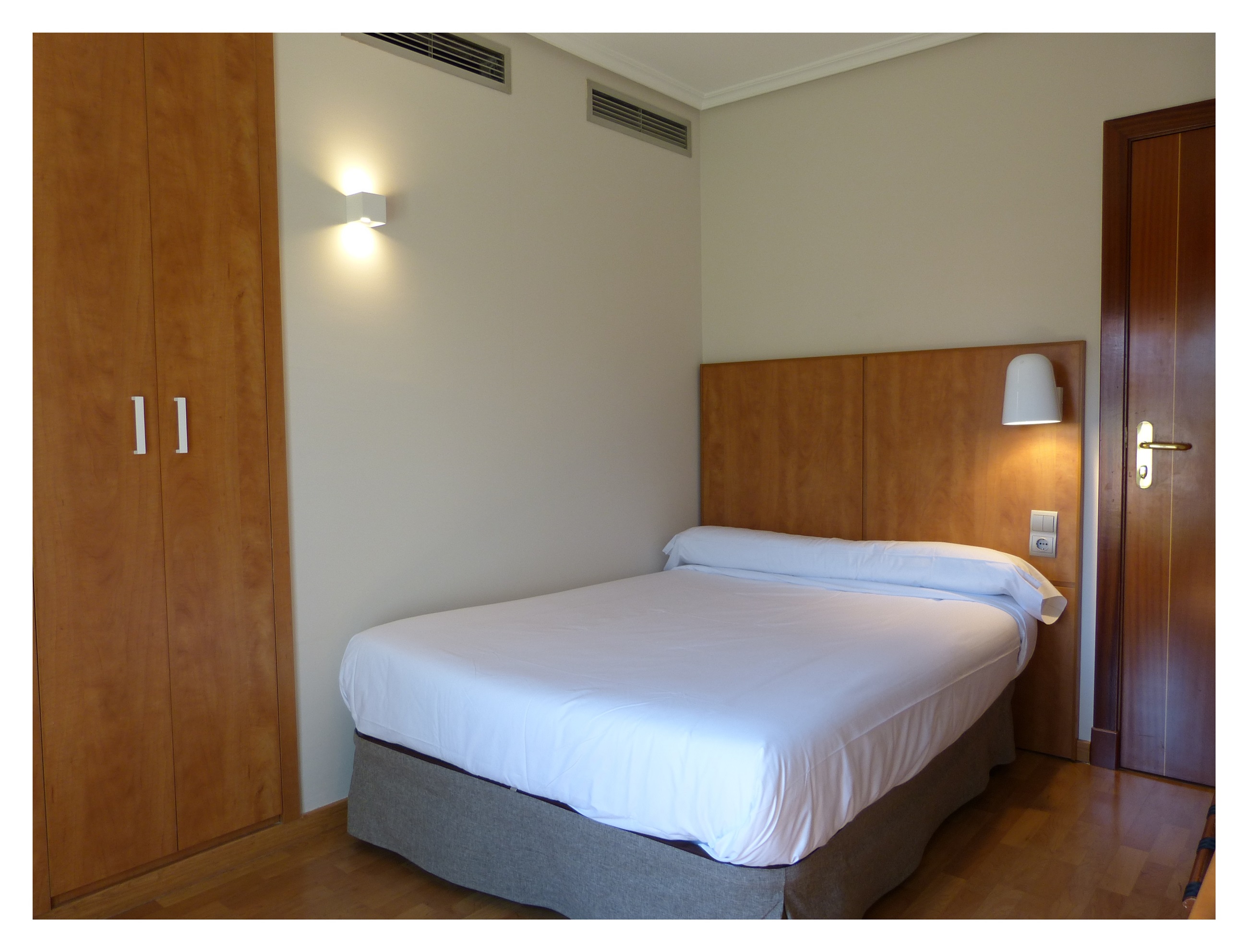 ROOM, SINGLE