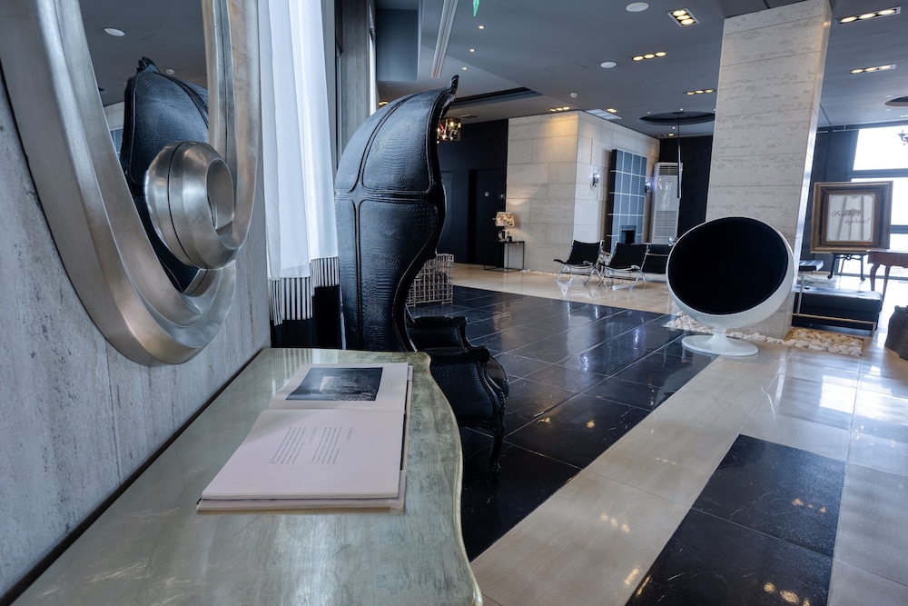 Gallery Art Hotel 28/68
