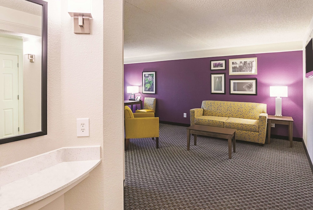 La Quinta Inn & Suites by Wyndham Fort Worth North 30/45