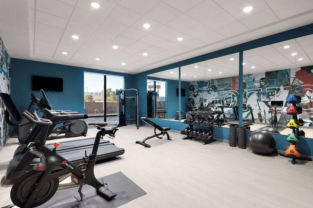 Hawthorn Extended Stay by Wyndham Kingman 14/27
