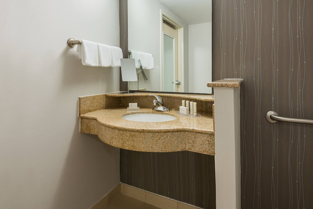Courtyard By Marriott Providence Lincoln 48/50