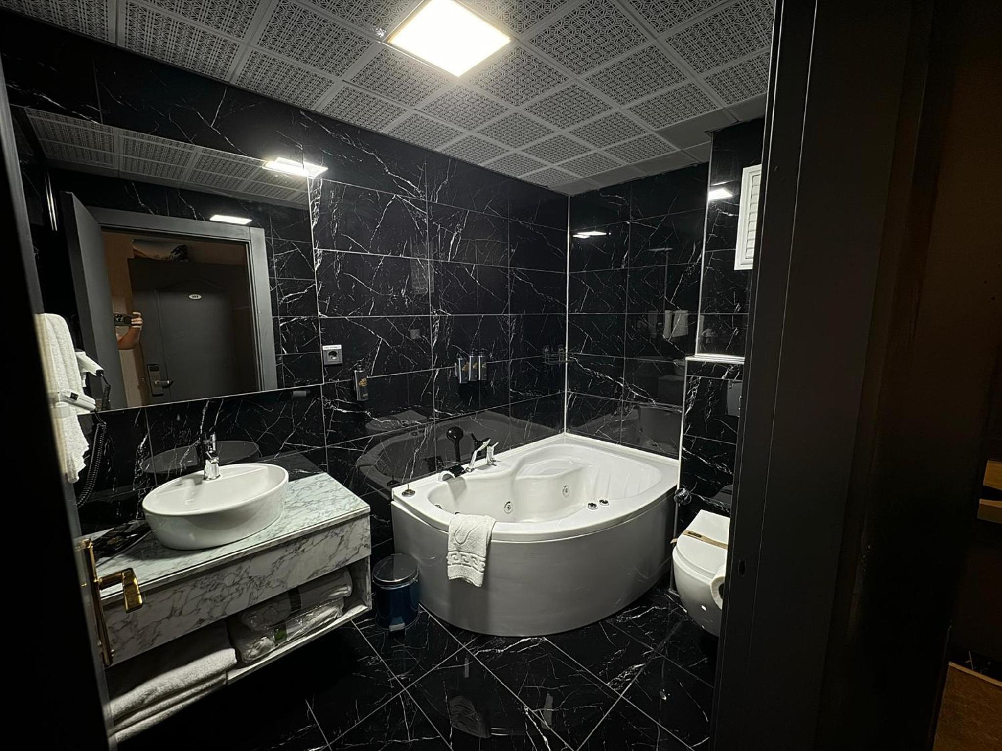 جناح، Royal Anka Hotel 6/10