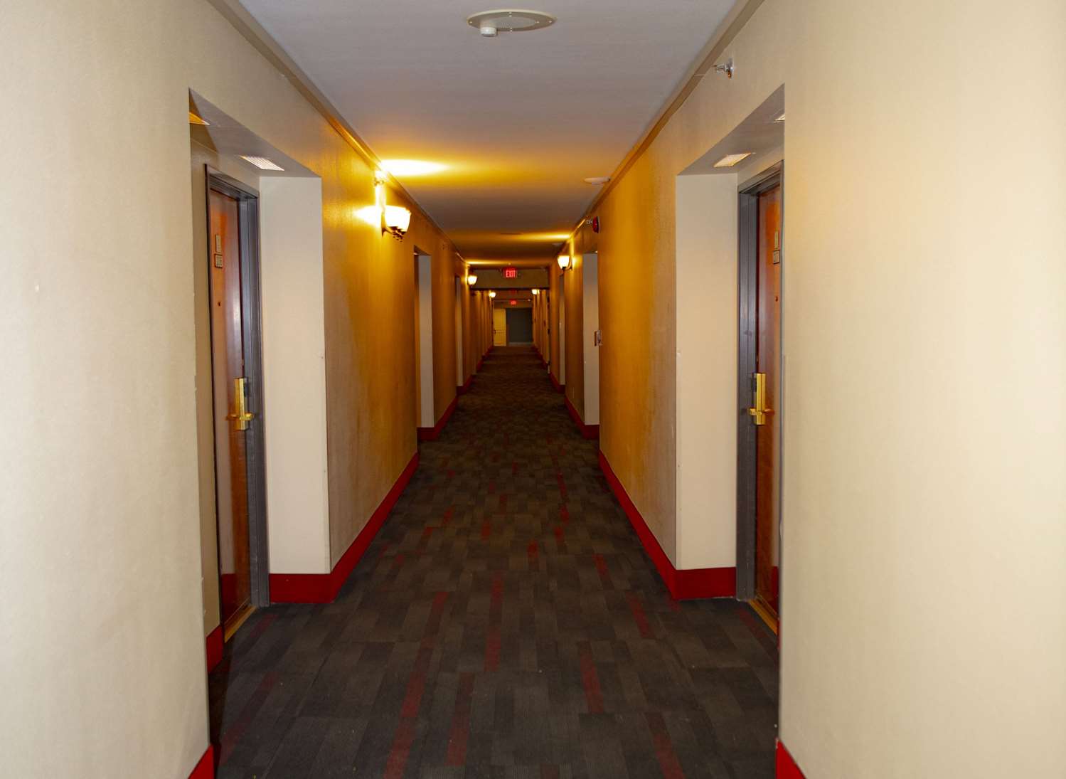 Ramada Plaza By Wyndham Garden Grove/Anaheim South 19/43