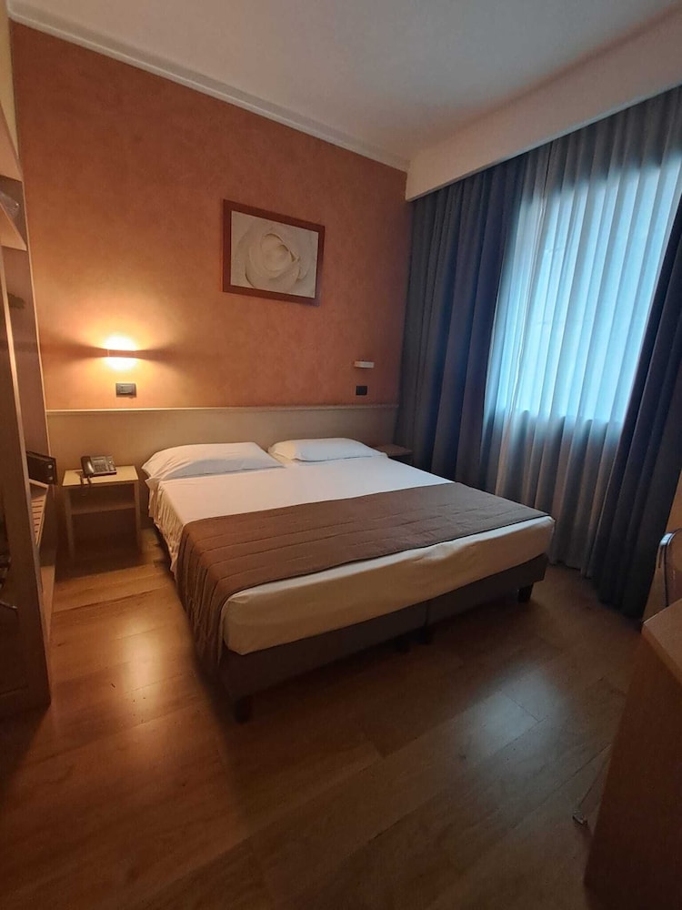 SUPERIOR, DOUBLE OR TWIN BED