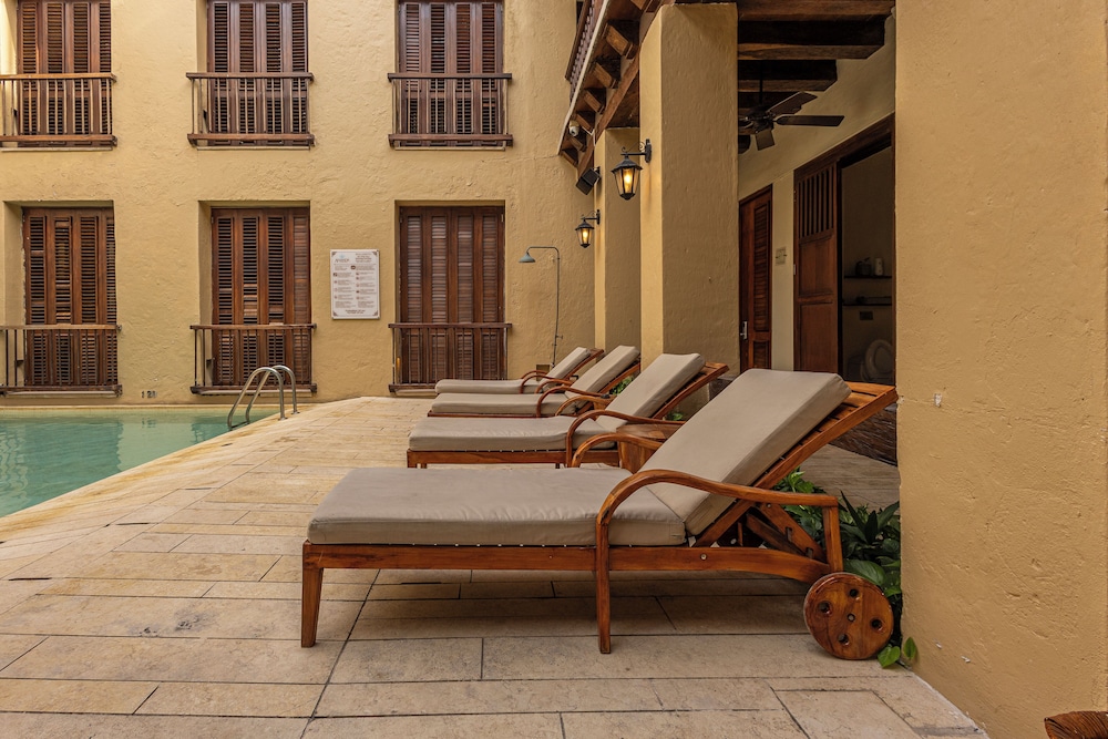 Ananda Hotel Boutique 55/70