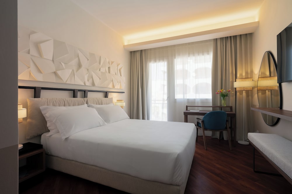 غرفة قياسية بسرير كوين وسريرين منفصلين، Hotel Delfino Taranto 3/7