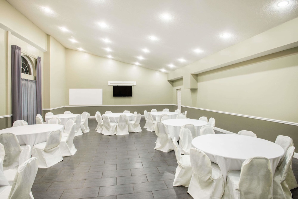 Days Inn & Suites By Wyndham Cherry Hill - Philadelphia 32/35