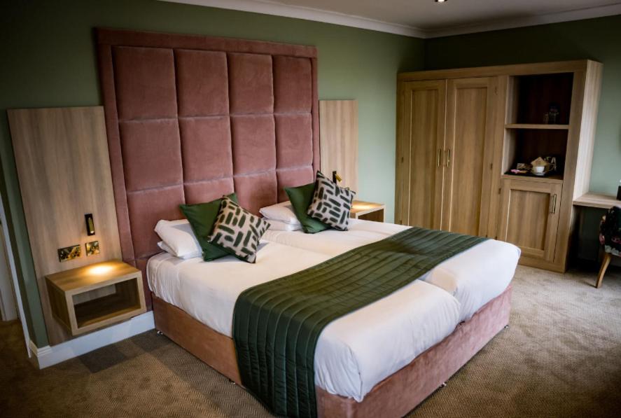 Clifton Arms Hotel 18/58