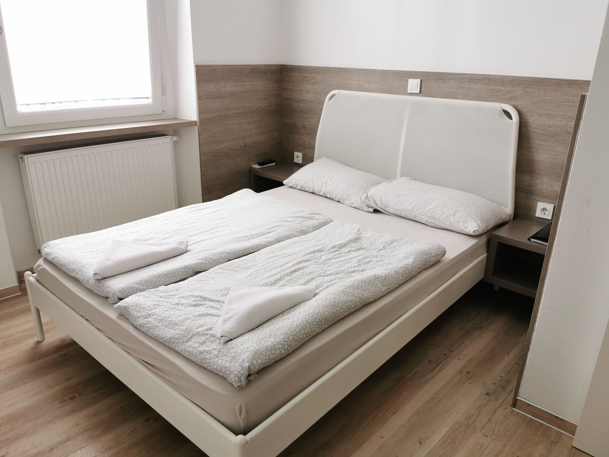 ROOM, DOUBLE BED