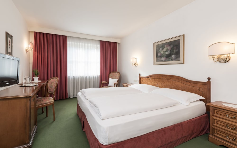 Grunerbaum Hotels 12/69